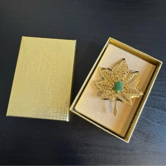 Set of 2 💛 Vintage Gold Tone Nature-Inspired Brooch Set with Green Jade Stones - Picture 11 of 16